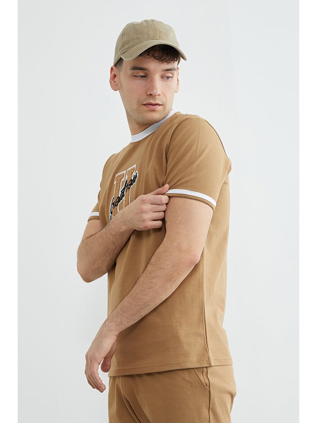 Kahverengi Biyeli Yazı Nakışlı Bisiklet Yaka Tişört-2