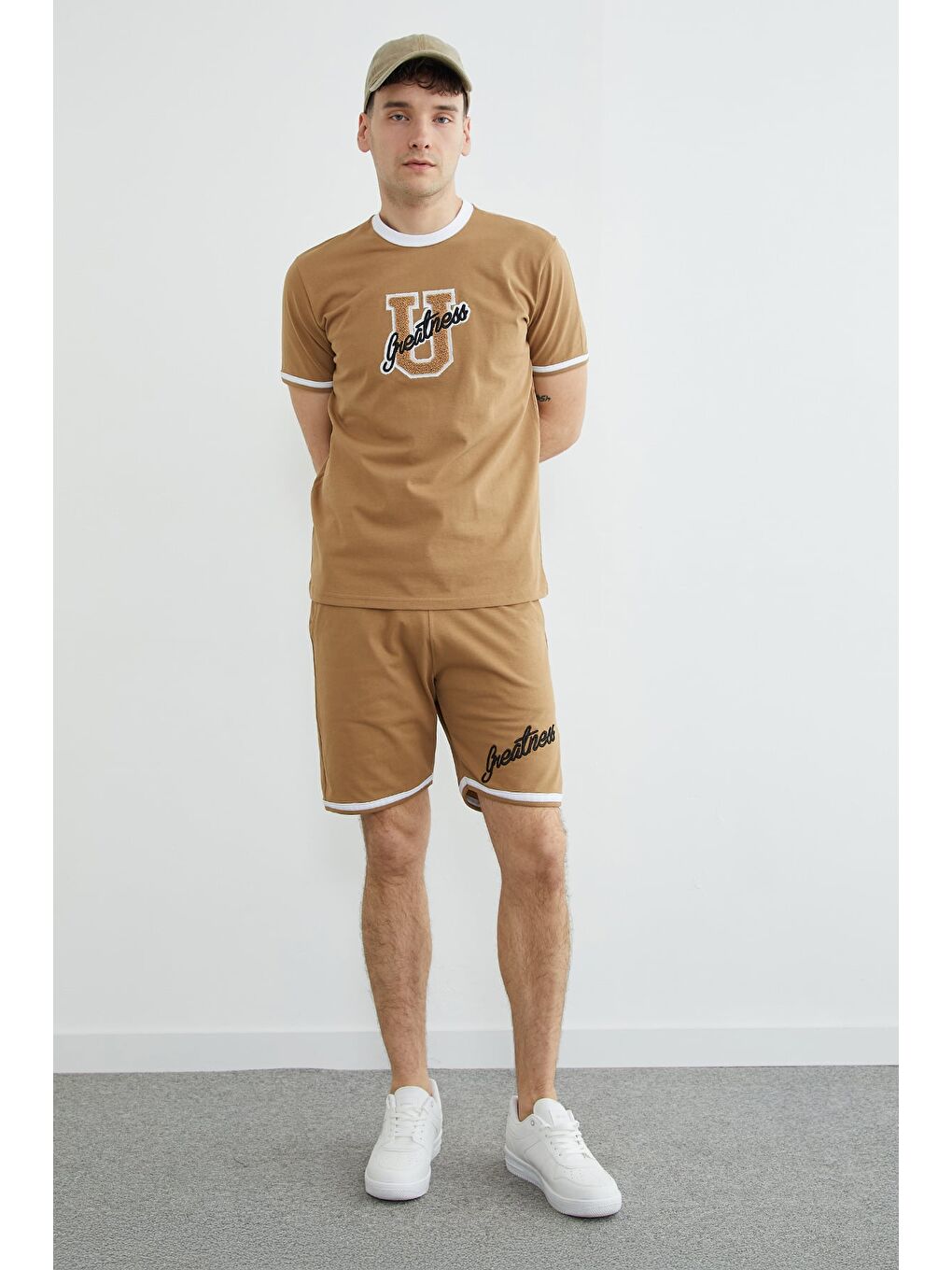 Kahverengi Biyeli Yazı Nakışlı Bisiklet Yaka Tişört-3