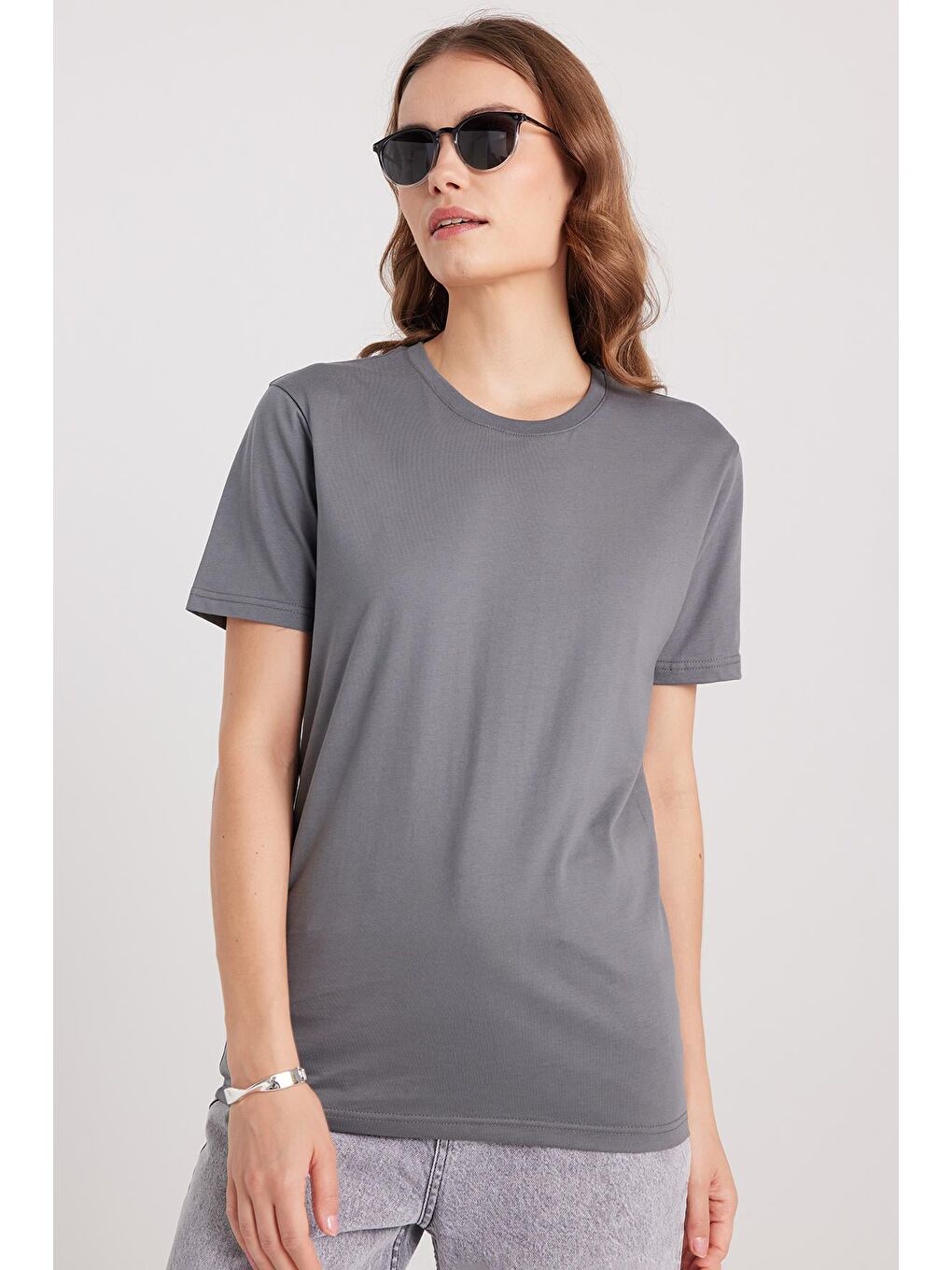 Kadın Bol Kesim Rahat Duruş %100 Pamuk Yumuşak Dokulu Gri Bisiklet Yaka Tişört