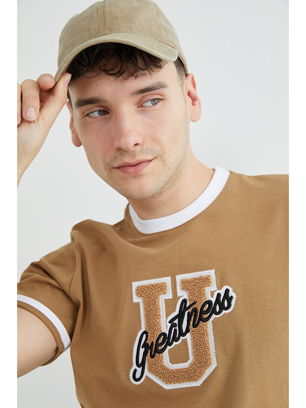 Kahverengi Biyeli Yazı Nakışlı Bisiklet Yaka Tişört-4