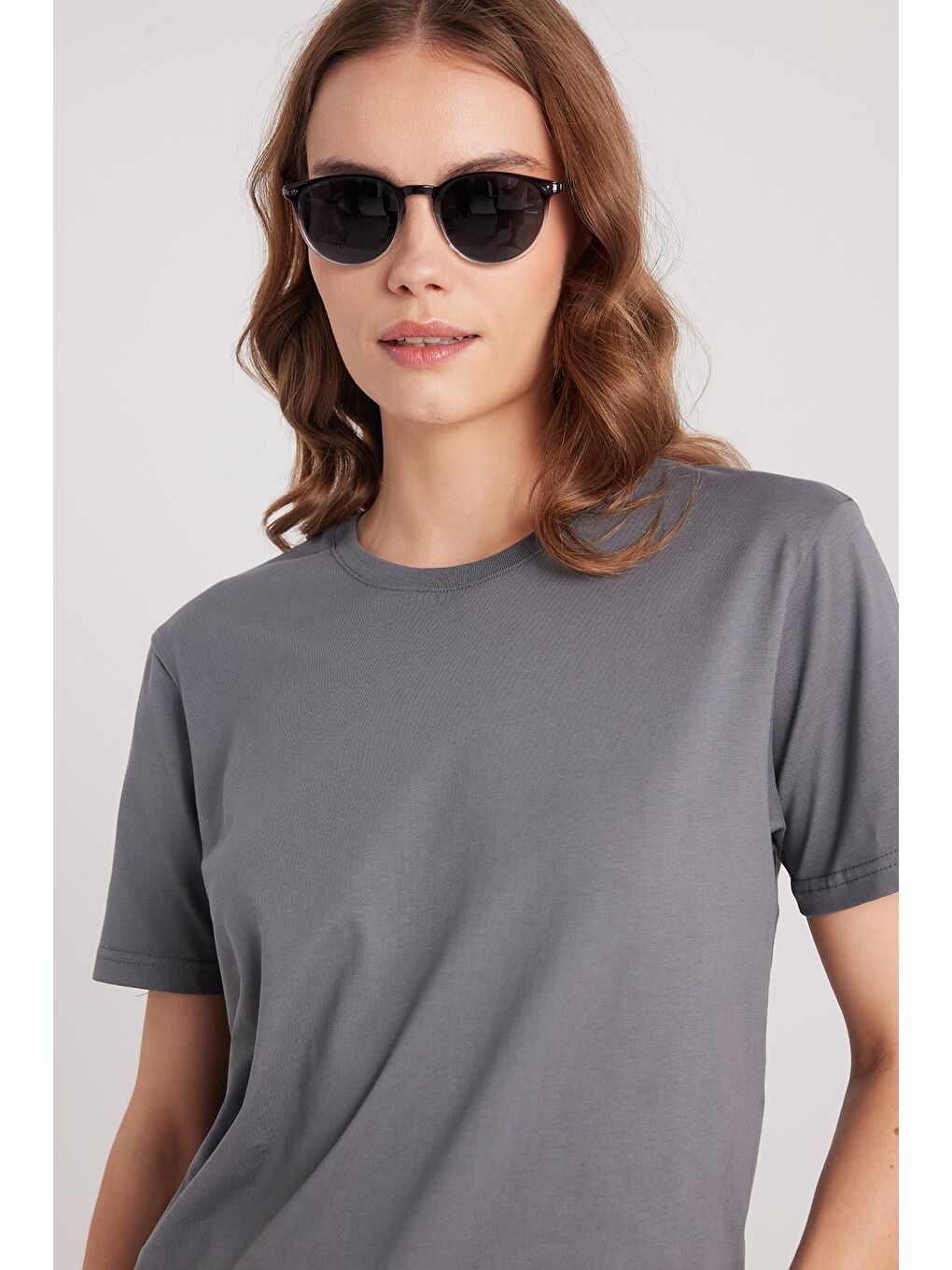 Kadın Bol Kesim Rahat Duruş %100 Pamuk Yumuşak Dokulu Gri Bisiklet Yaka Tişört-1