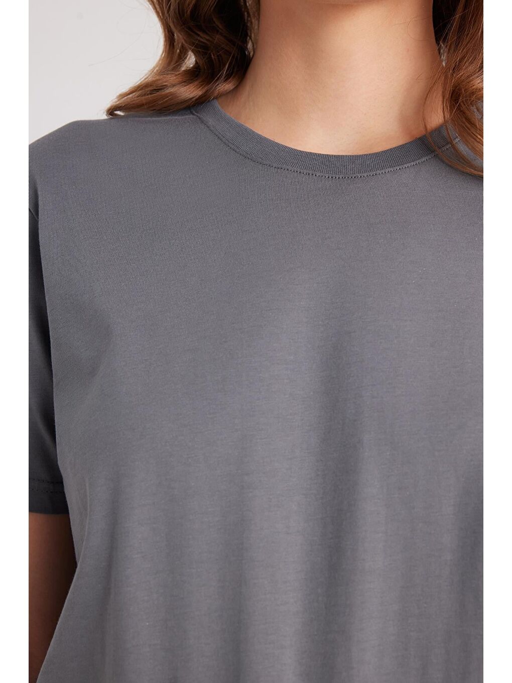 Kadın Bol Kesim Rahat Duruş %100 Pamuk Yumuşak Dokulu Gri Bisiklet Yaka Tişört-2