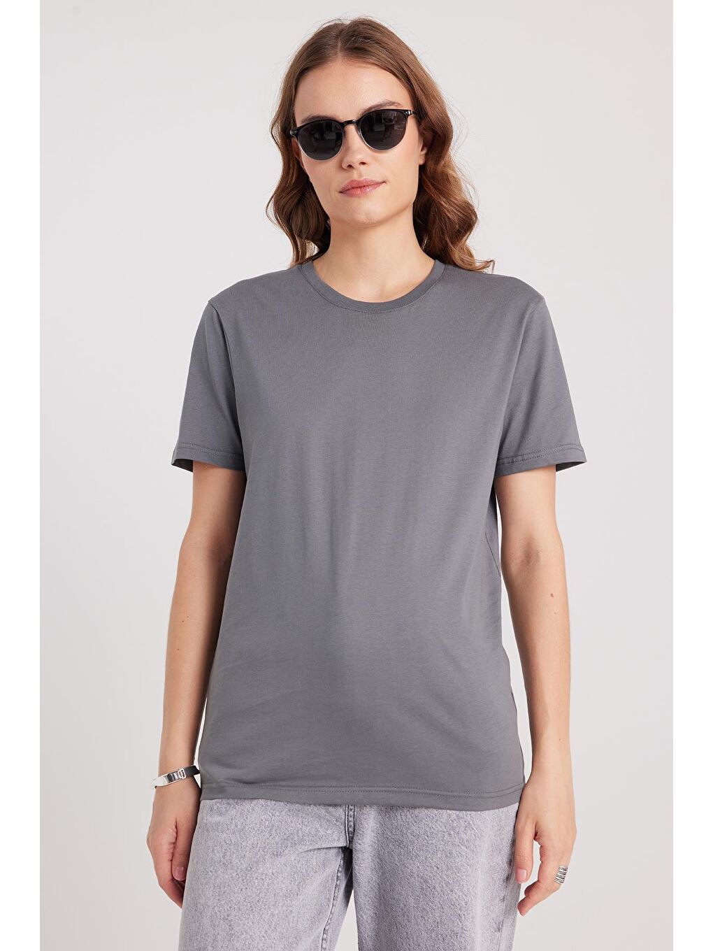 Kadın Bol Kesim Rahat Duruş %100 Pamuk Yumuşak Dokulu Gri Bisiklet Yaka Tişört-3