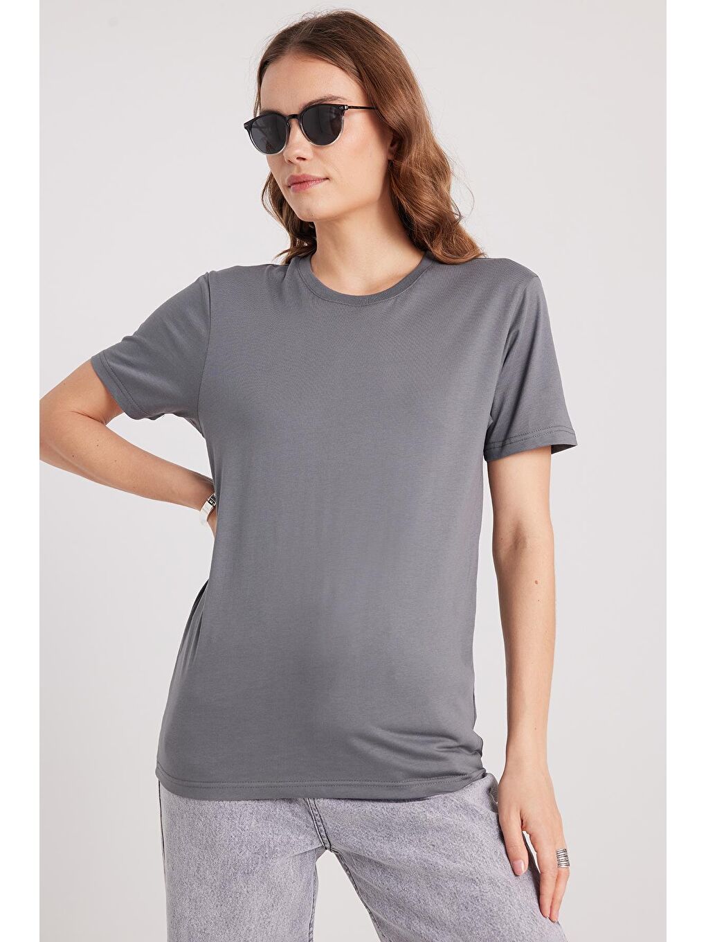 Kadın Bol Kesim Rahat Duruş %100 Pamuk Yumuşak Dokulu Gri Bisiklet Yaka Tişört-4