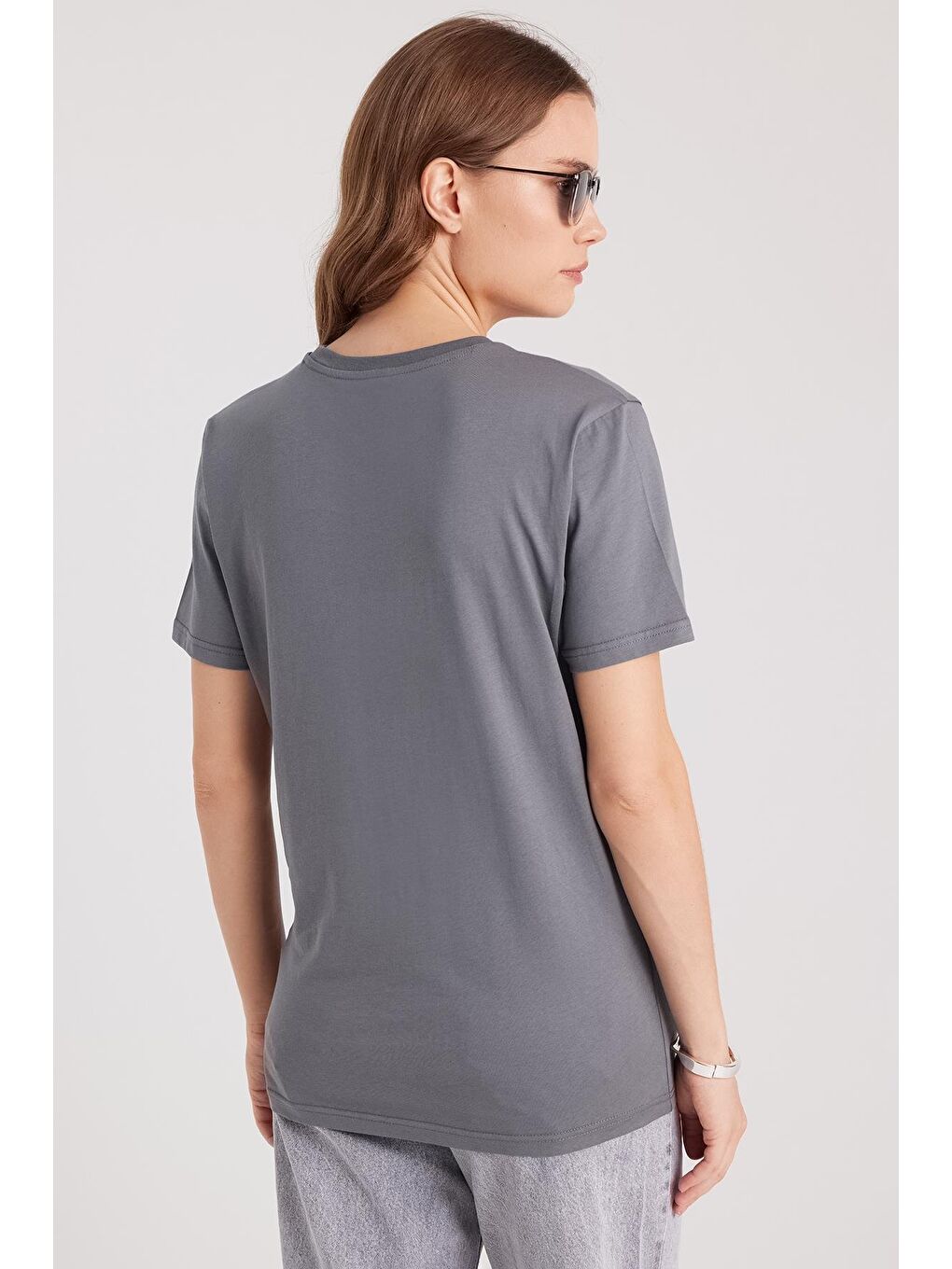 Kadın Bol Kesim Rahat Duruş %100 Pamuk Yumuşak Dokulu Gri Bisiklet Yaka Tişört-6