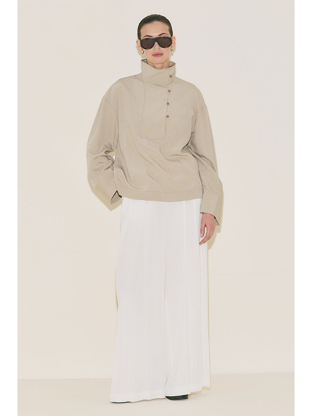 Geniş Yaka Çizgili Bluz Bej