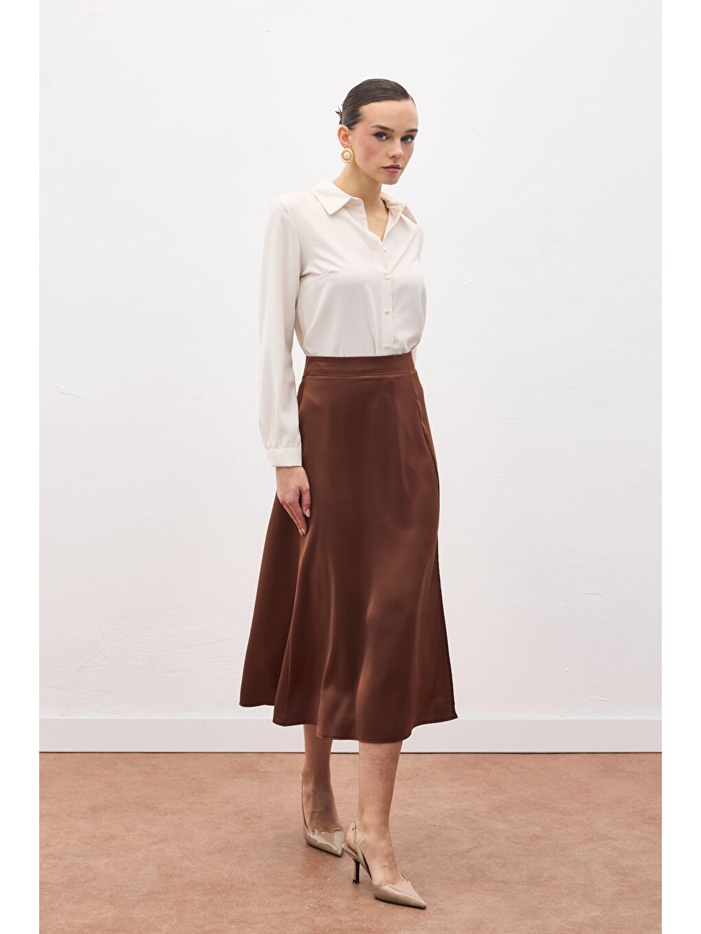 Kahverengi Yırtmaçlı Saten Etek - Kahve-3