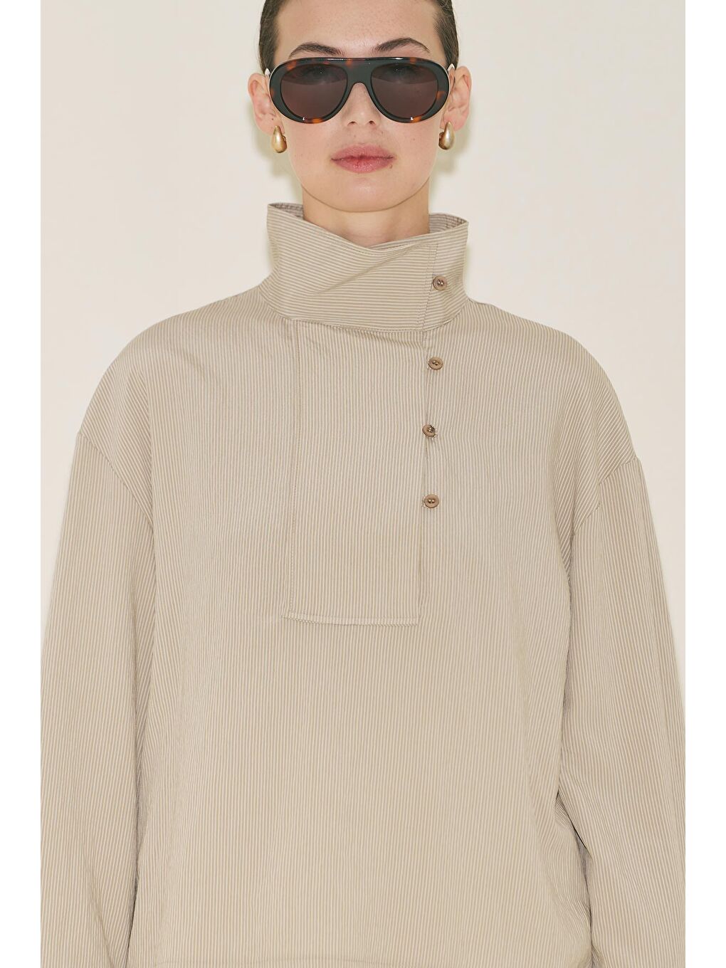 Geniş Yaka Çizgili Bluz Bej-1