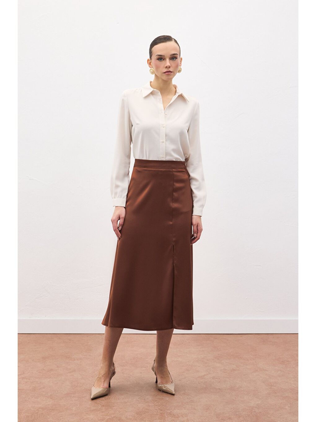 Kahverengi Yırtmaçlı Saten Etek - Kahve-4