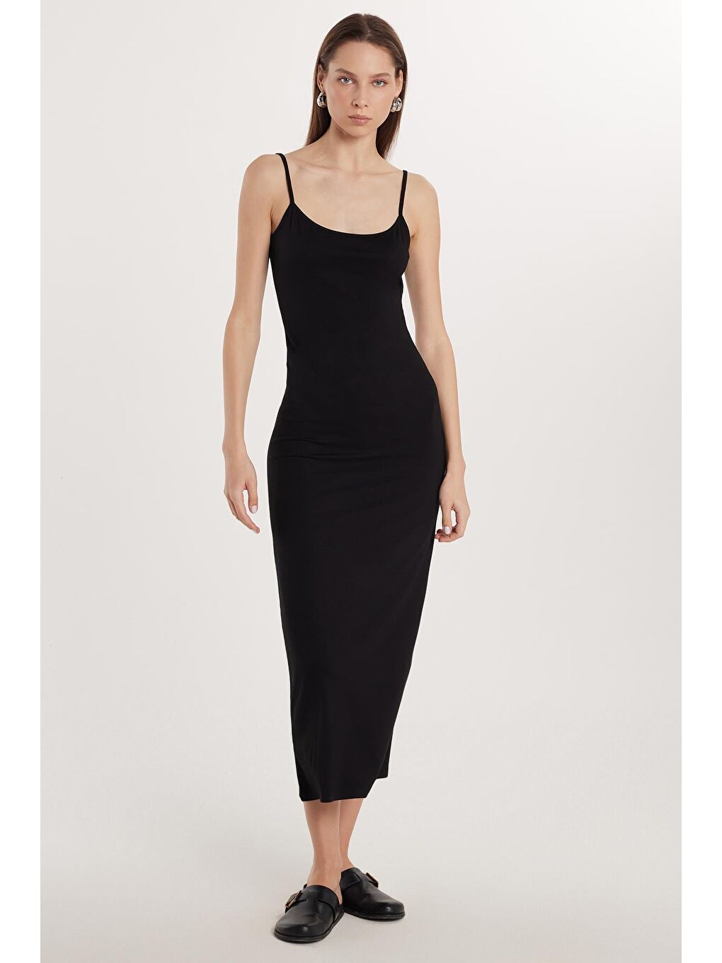 Kadın Slim Fit Dar Kesim İnce Askılı U Yaka Siyah Elbise-3