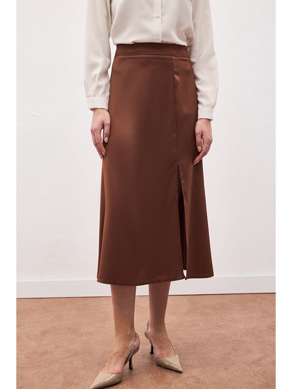 Kahverengi Yırtmaçlı Saten Etek - Kahve-5