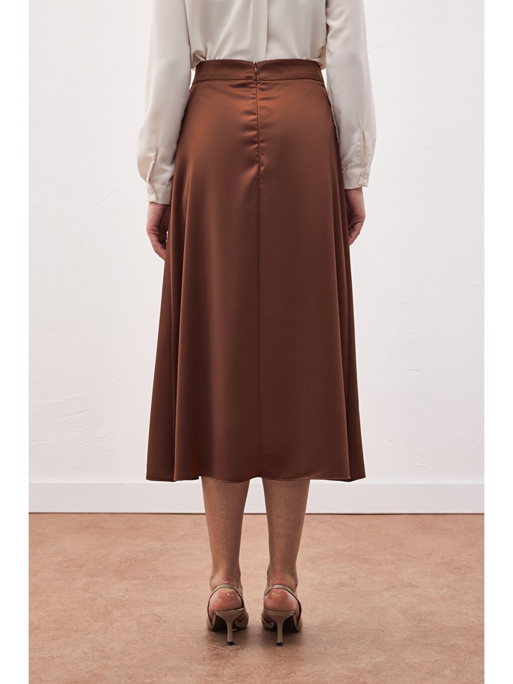 Kahverengi Yırtmaçlı Saten Etek - Kahve-7