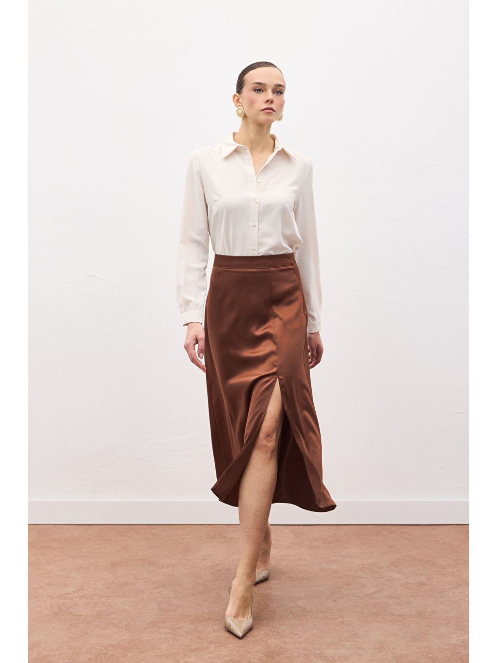 Kahverengi Yırtmaçlı Saten Etek - Kahve