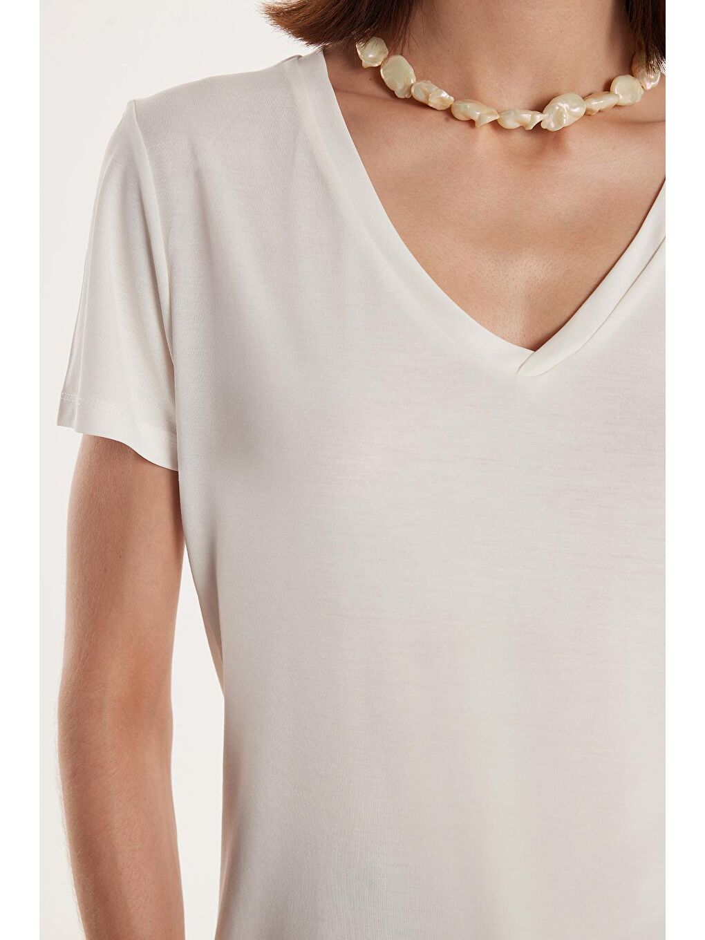 Kadın Relax Fit Rahat Kesim Modal V Yaka Ekru Tişört-2