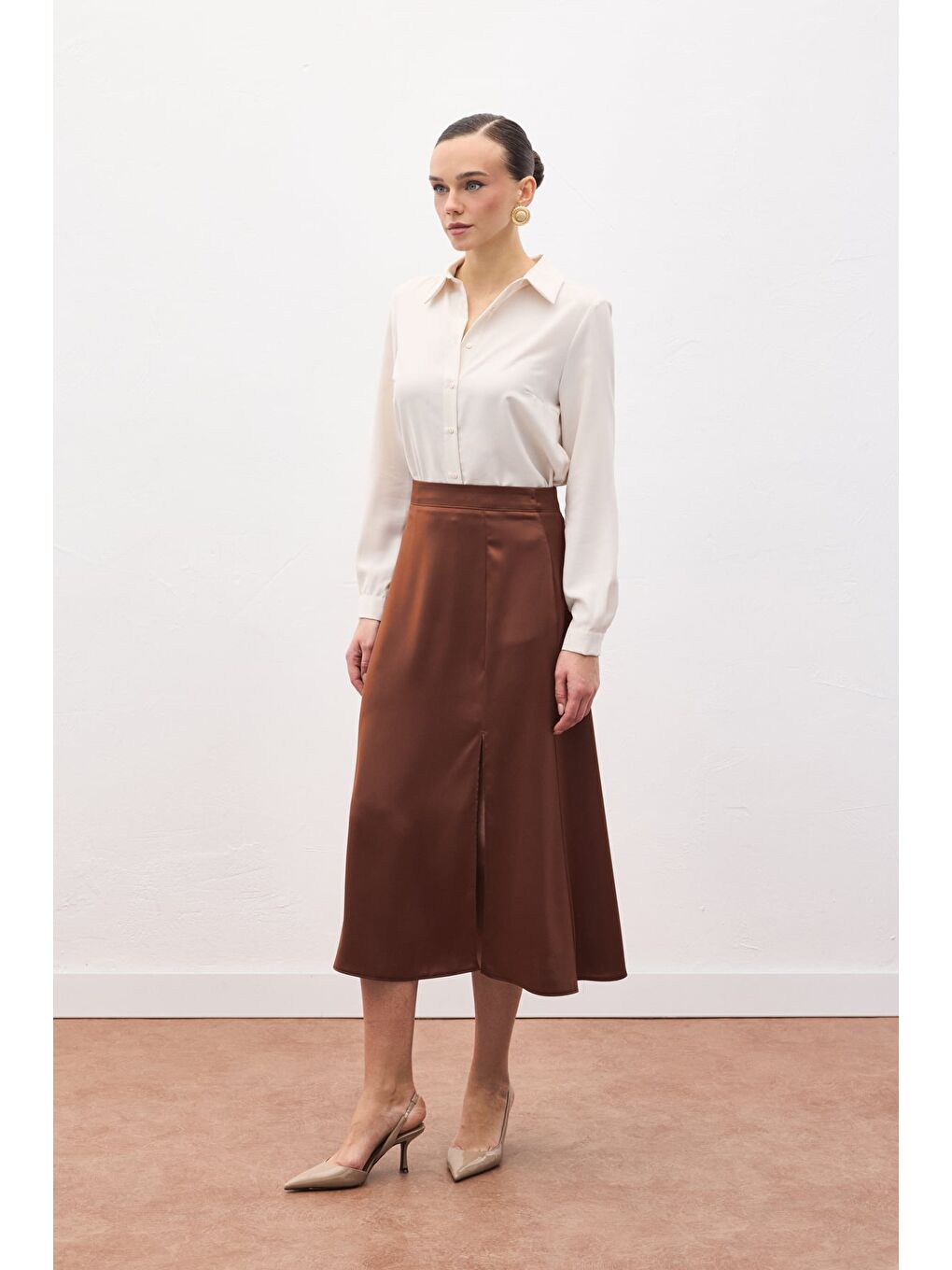 Kahverengi Yırtmaçlı Saten Etek - Kahve-1