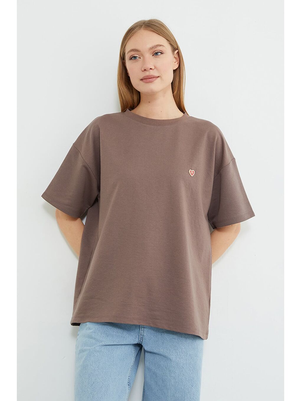 Kahverengi Kalp Aksesuarlı Bisiklet Yaka Salaş Tişört-1