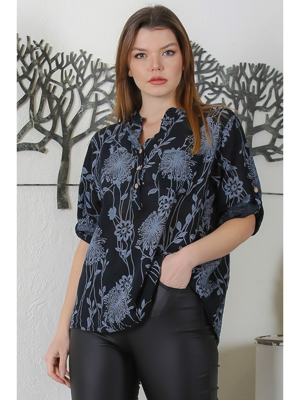 İtalyan Siyah Hakim Yaka Düğmeli 3/4 Kol Çiçekli Cepli Casual Arkası Uzun Dokuma Bluz 65 63-1