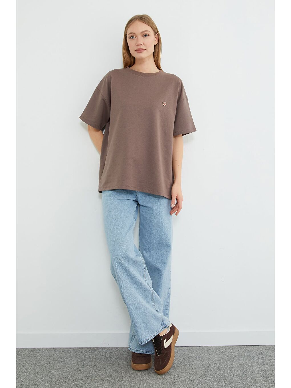 Kahverengi Kalp Aksesuarlı Bisiklet Yaka Salaş Tişört-2