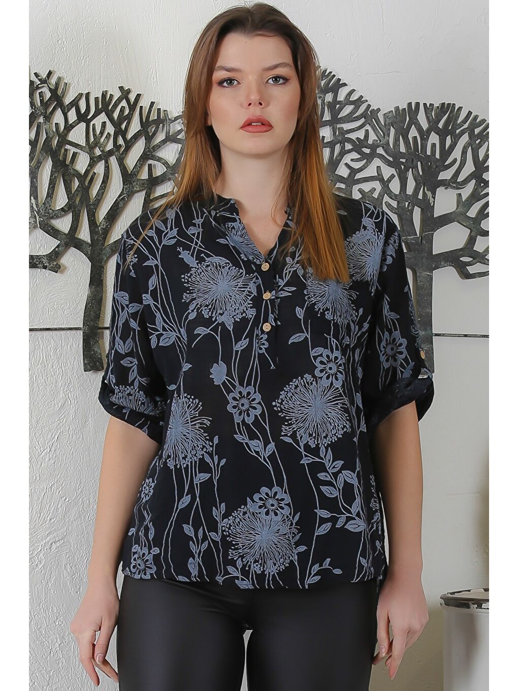 İtalyan Siyah Hakim Yaka Düğmeli 3/4 Kol Çiçekli Cepli Casual Arkası Uzun Dokuma Bluz 65 63-2