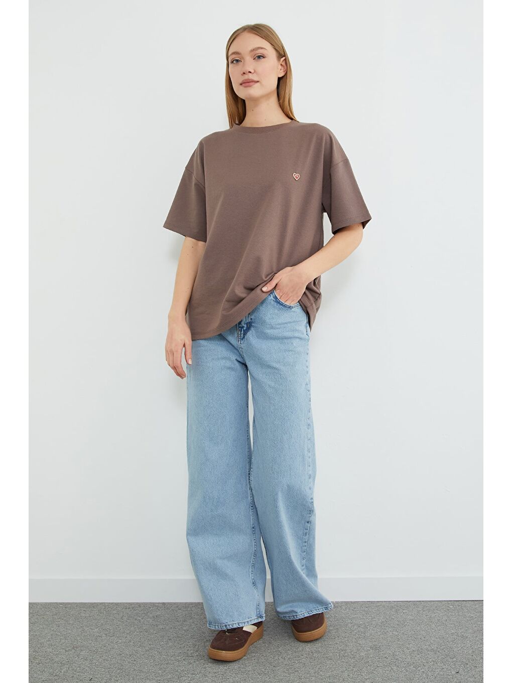 Kahverengi Kalp Aksesuarlı Bisiklet Yaka Salaş Tişört-3