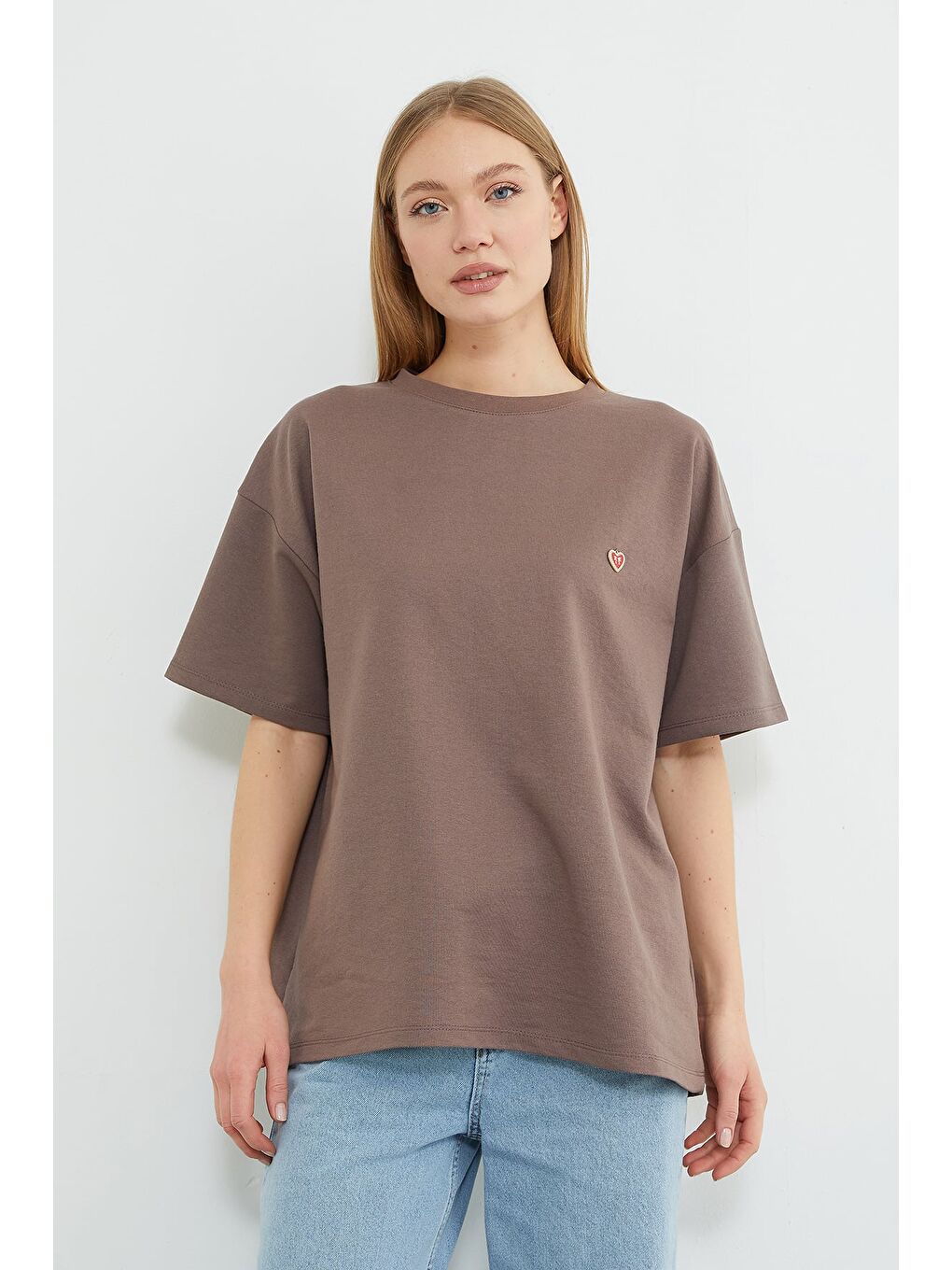 Kahverengi Kalp Aksesuarlı Bisiklet Yaka Salaş Tişört-4