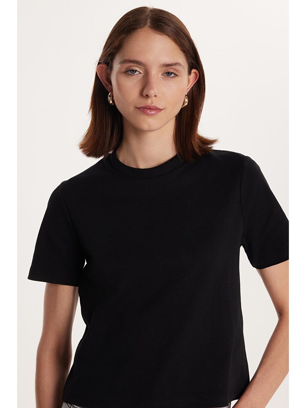 Kadın Relax Fit Rahat Kesim %100 Pamuk Kısa Kollu Bisiklet Yaka Siyah Tişört-1