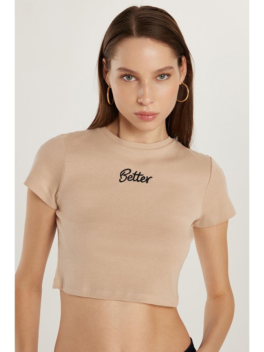 Kadın Slim Fit Dar Kesim %100 Pamuk Bisiklet Yaka Baskılı Bej Crop Tişört