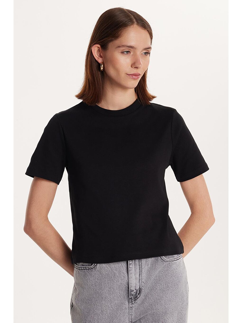 Kadın Relax Fit Rahat Kesim %100 Pamuk Kısa Kollu Bisiklet Yaka Siyah Tişört-3