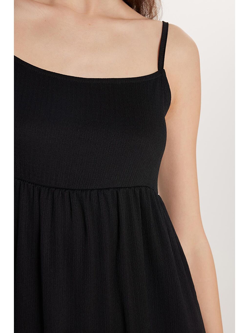 Kadın Slim Fit Dar Kesim İnce Askılı U Yaka Midi Siyah Elbise-2