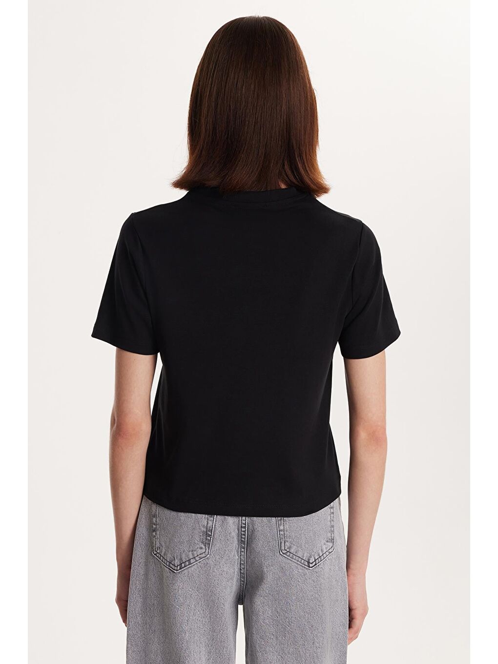 Kadın Relax Fit Rahat Kesim %100 Pamuk Kısa Kollu Bisiklet Yaka Siyah Tişört-4