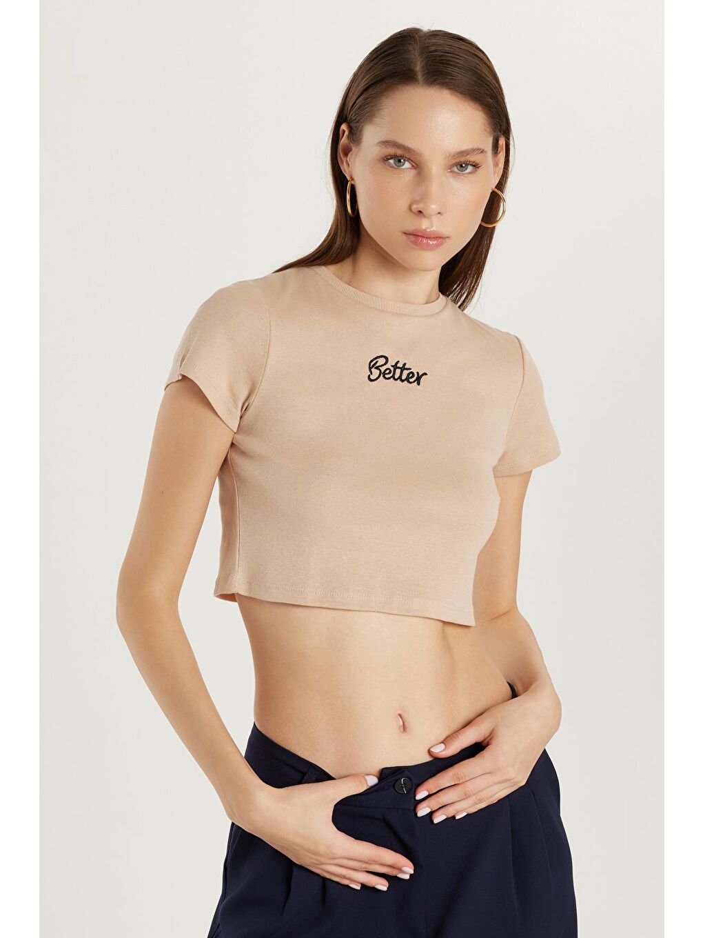 Kadın Slim Fit Dar Kesim %100 Pamuk Bisiklet Yaka Baskılı Bej Crop Tişört-2