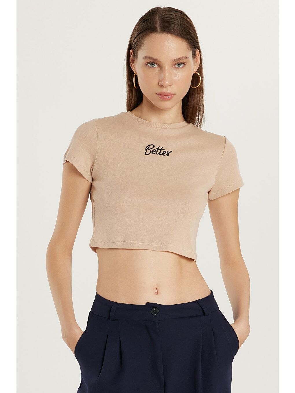 Kadın Slim Fit Dar Kesim %100 Pamuk Bisiklet Yaka Baskılı Bej Crop Tişört-3