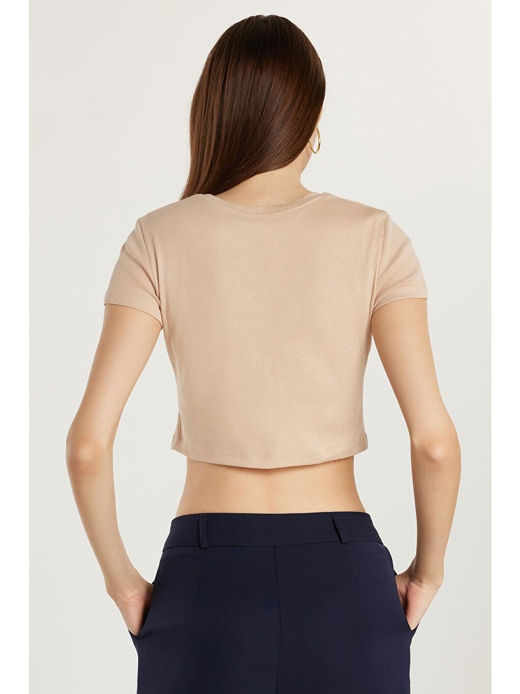 Kadın Slim Fit Dar Kesim %100 Pamuk Bisiklet Yaka Baskılı Bej Crop Tişört-4
