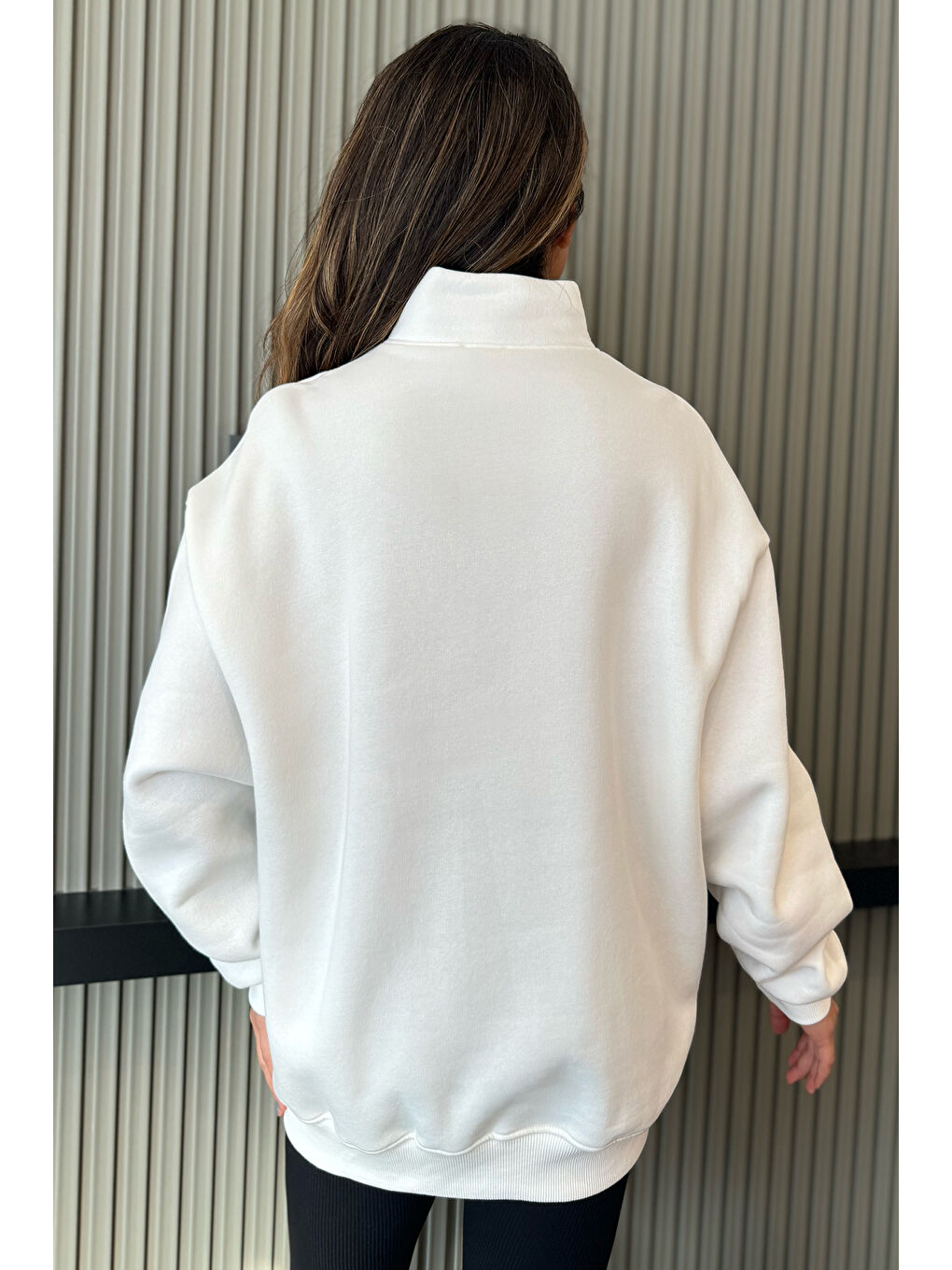 GÜLSELİ Beyaz Yarım Fermuarlı Üç İplik Şardonlu Nakışlı Kadın Sweatshirt - 3