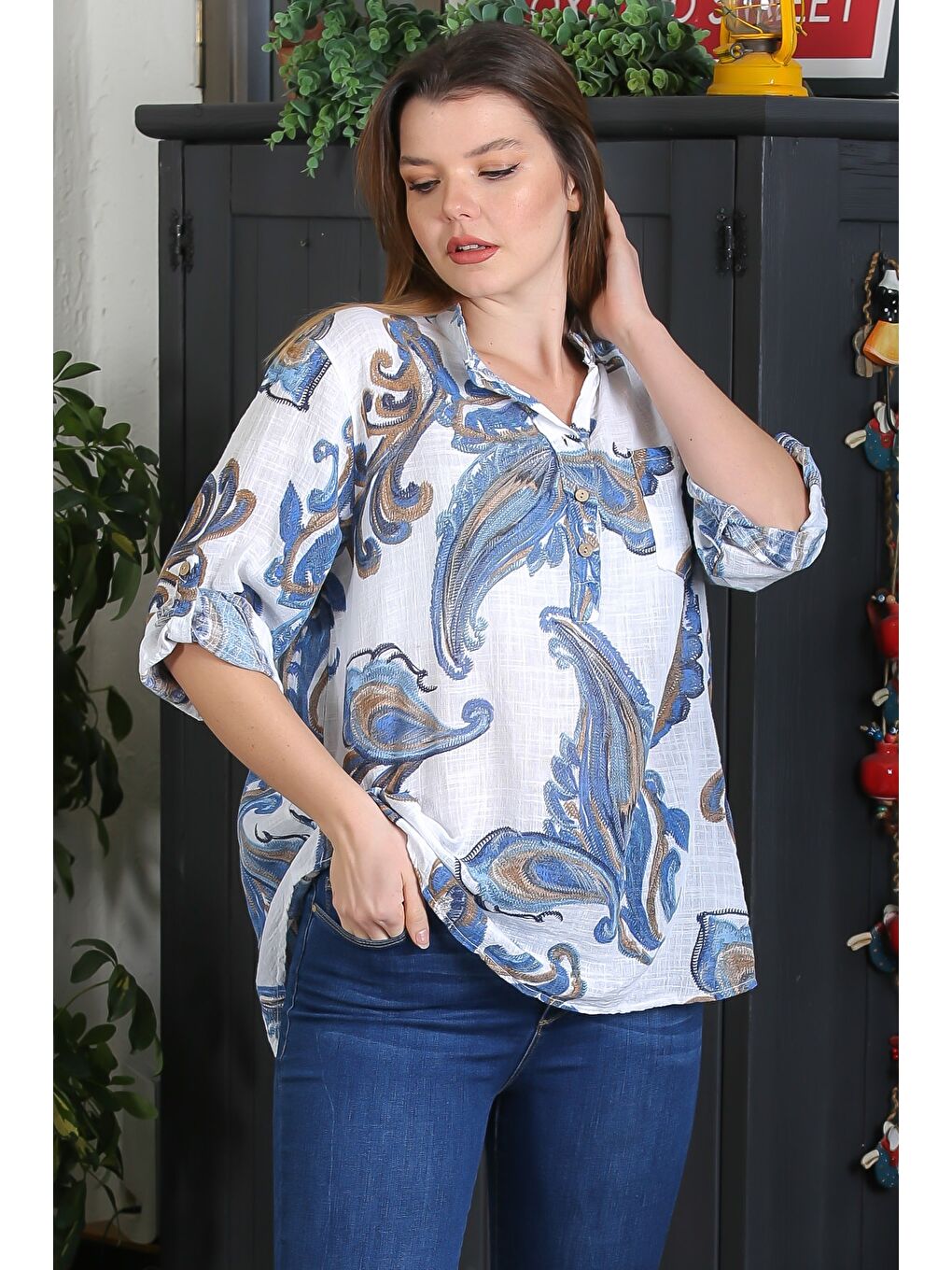 İtalyan Beyaz-Mavi Hakim Yaka Düğmeli 3/4 Kol Şal Desenli Cepli Arkası Uzun Dokuma Bluz 65 63-1