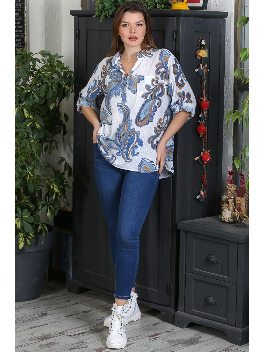 İtalyan Beyaz-Mavi Hakim Yaka Düğmeli 3/4 Kol Şal Desenli Cepli Arkası Uzun Dokuma Bluz 65 63-6