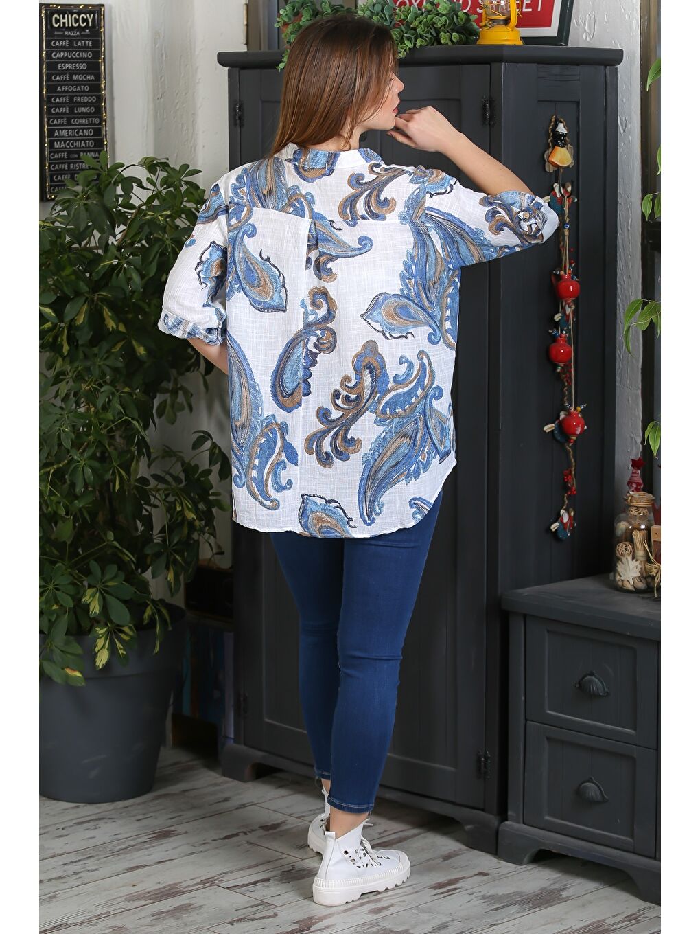 İtalyan Beyaz-Mavi Hakim Yaka Düğmeli 3/4 Kol Şal Desenli Cepli Arkası Uzun Dokuma Bluz 65 63-7