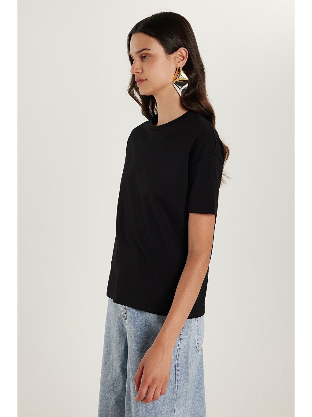 Kadın Relax Fit Rahat Kesim %100 Pamuk Bisiklet Yaka Siyah Tişört-3