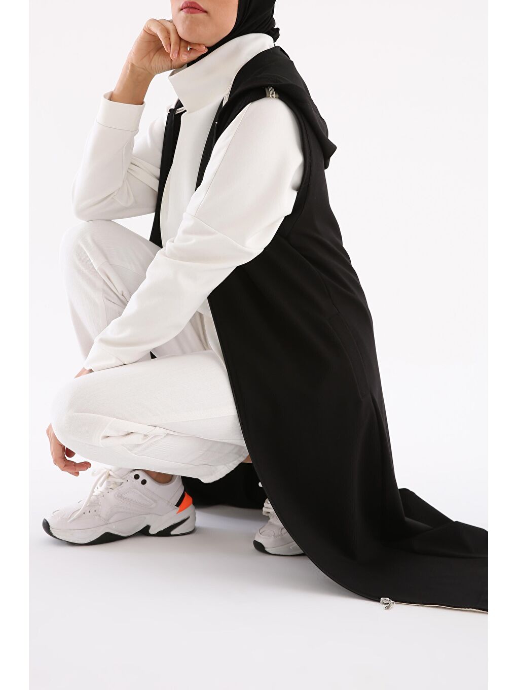 Siyah Omuz Şeritli Fermuarlı Yelek