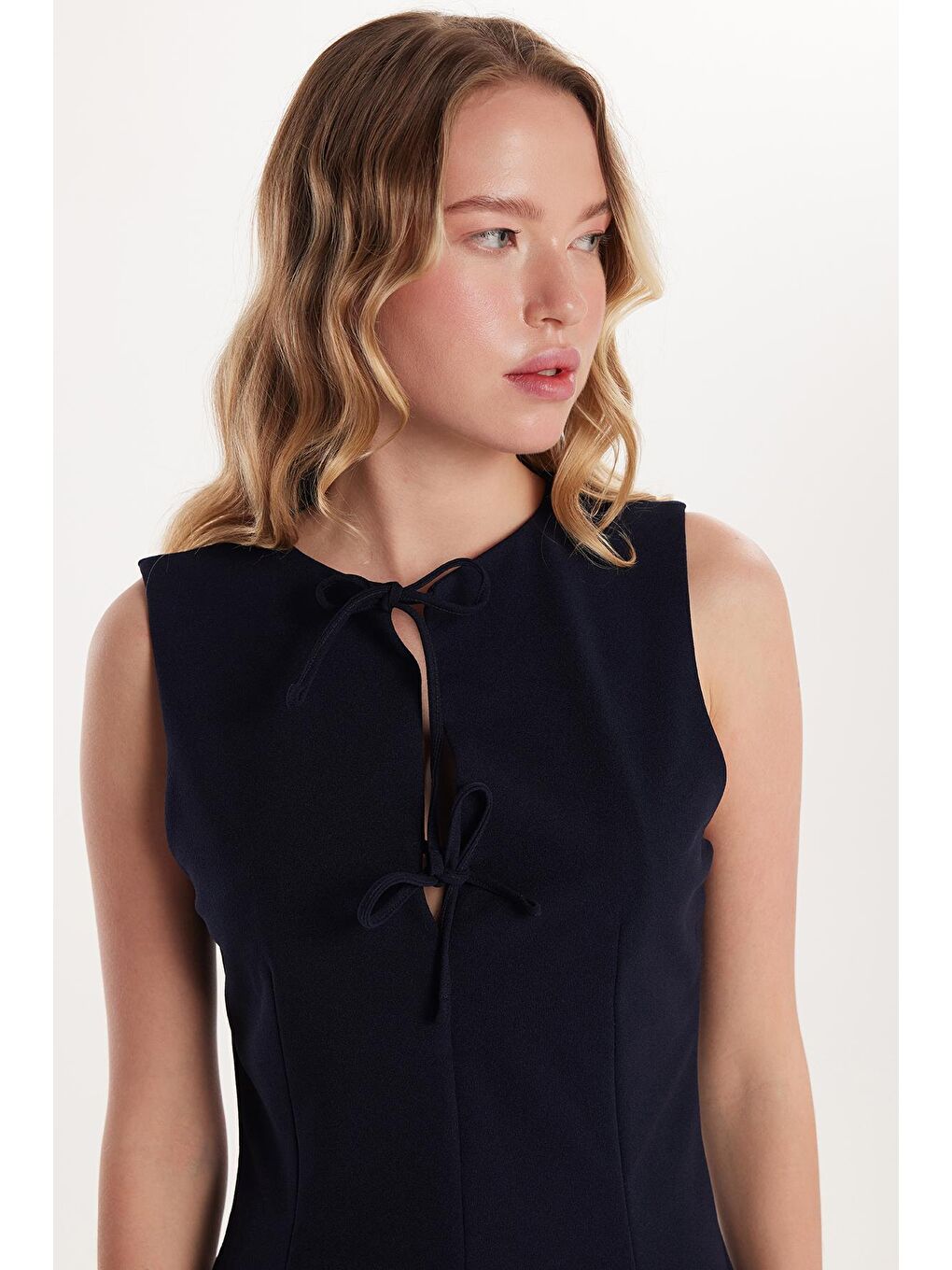 Kadın Regular Fit Klasik Kesim Boyun Bağlama Detaylı Mini Lacivert Elbise-1