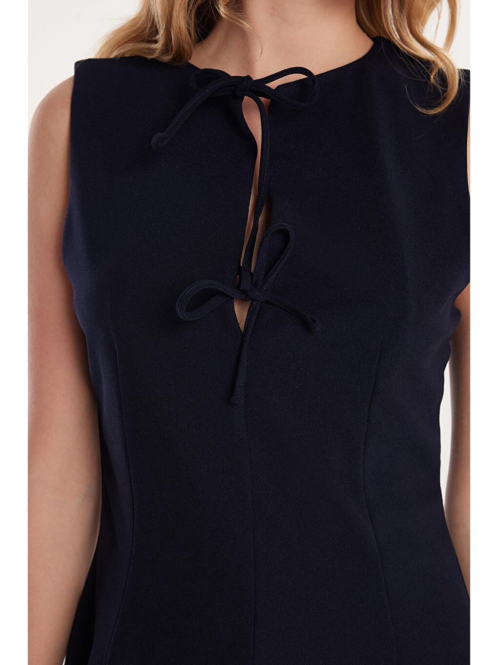 Kadın Regular Fit Klasik Kesim Boyun Bağlama Detaylı Mini Lacivert Elbise-2