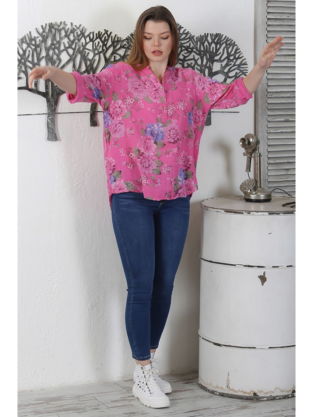 İtalyan Koyu Pembe Hakim Yaka Düğmeli 3/4 Kol Çiçekli Cepli Casual Arkası Uzun Dokuma Bluz 65 63-3