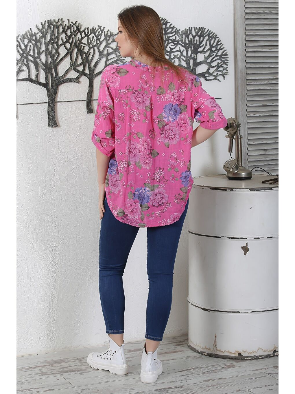 İtalyan Koyu Pembe Hakim Yaka Düğmeli 3/4 Kol Çiçekli Cepli Casual Arkası Uzun Dokuma Bluz 65 63-6