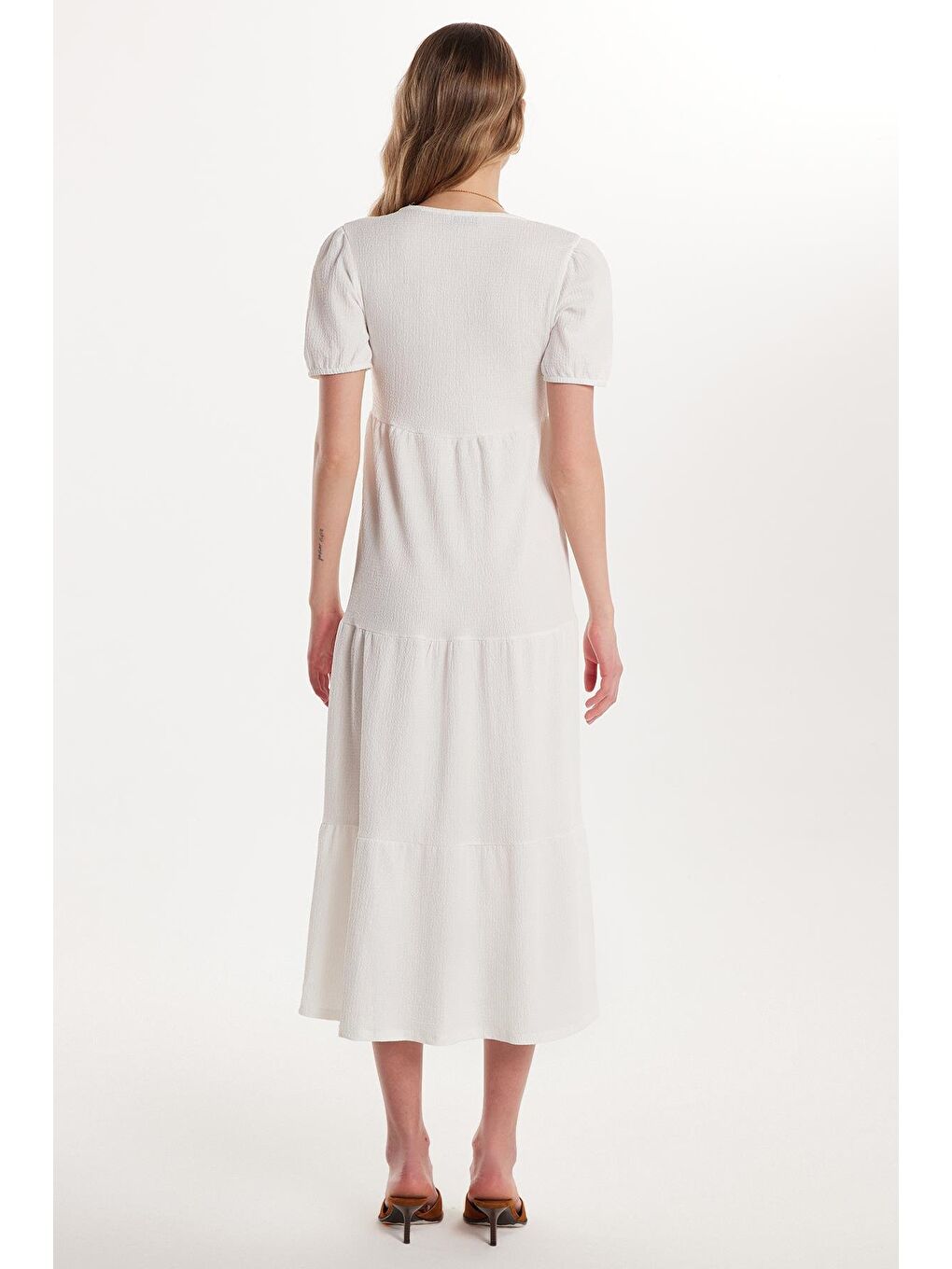 Kadın Standart Fit Normal Kesim V Yaka Gofre Midi Ekru Elbise-4