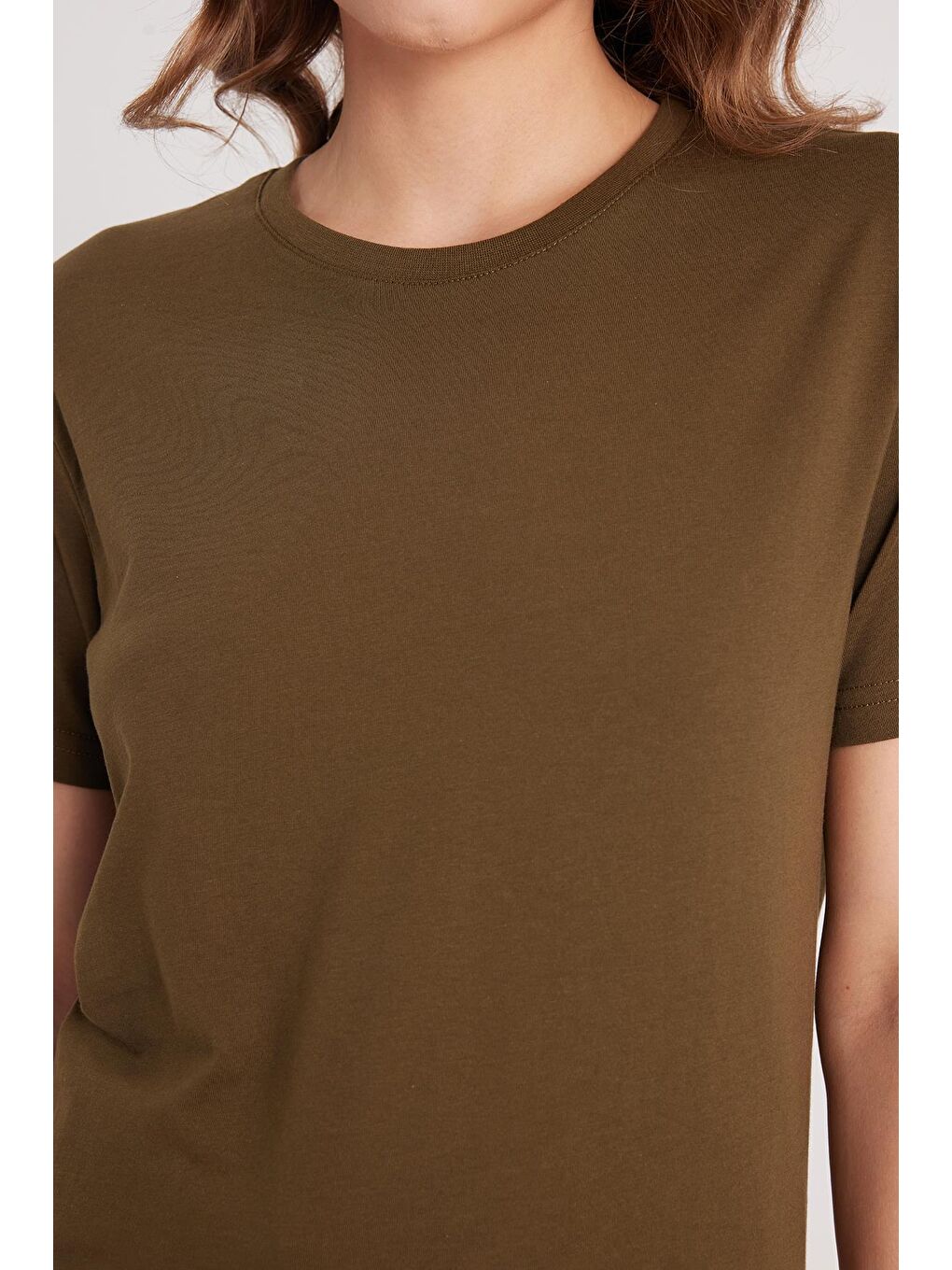 Kadın Bol Kesim Rahat Duruş %100 Pamuk Yumuşak Dokulu Haki Bisiklet Yaka Tişört-2