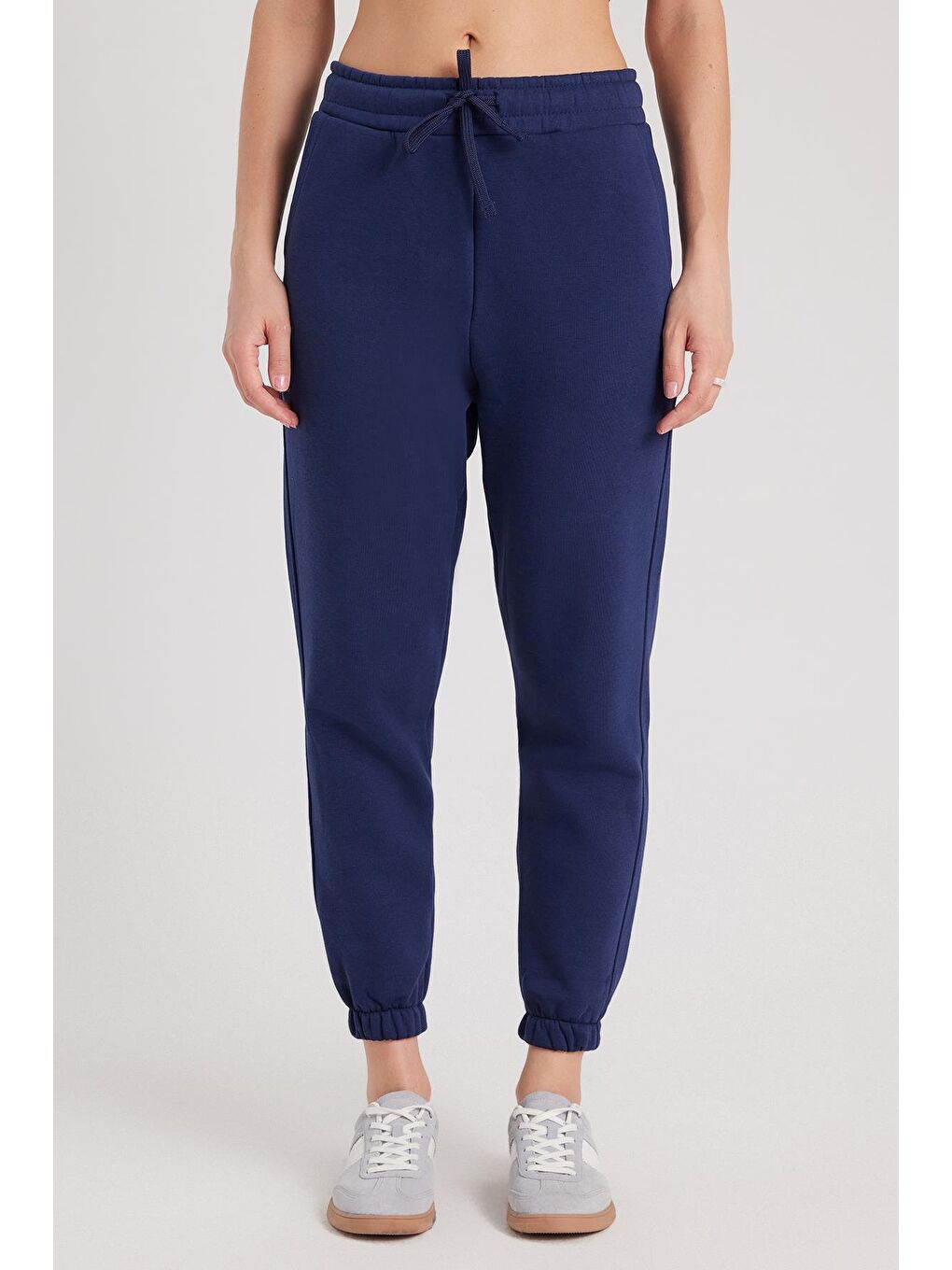 Kadın Relax Fit Rahat Kesim Şardonlu 3 Cepli Lastikli Jogger Paça Lacivert Eşofman Altı