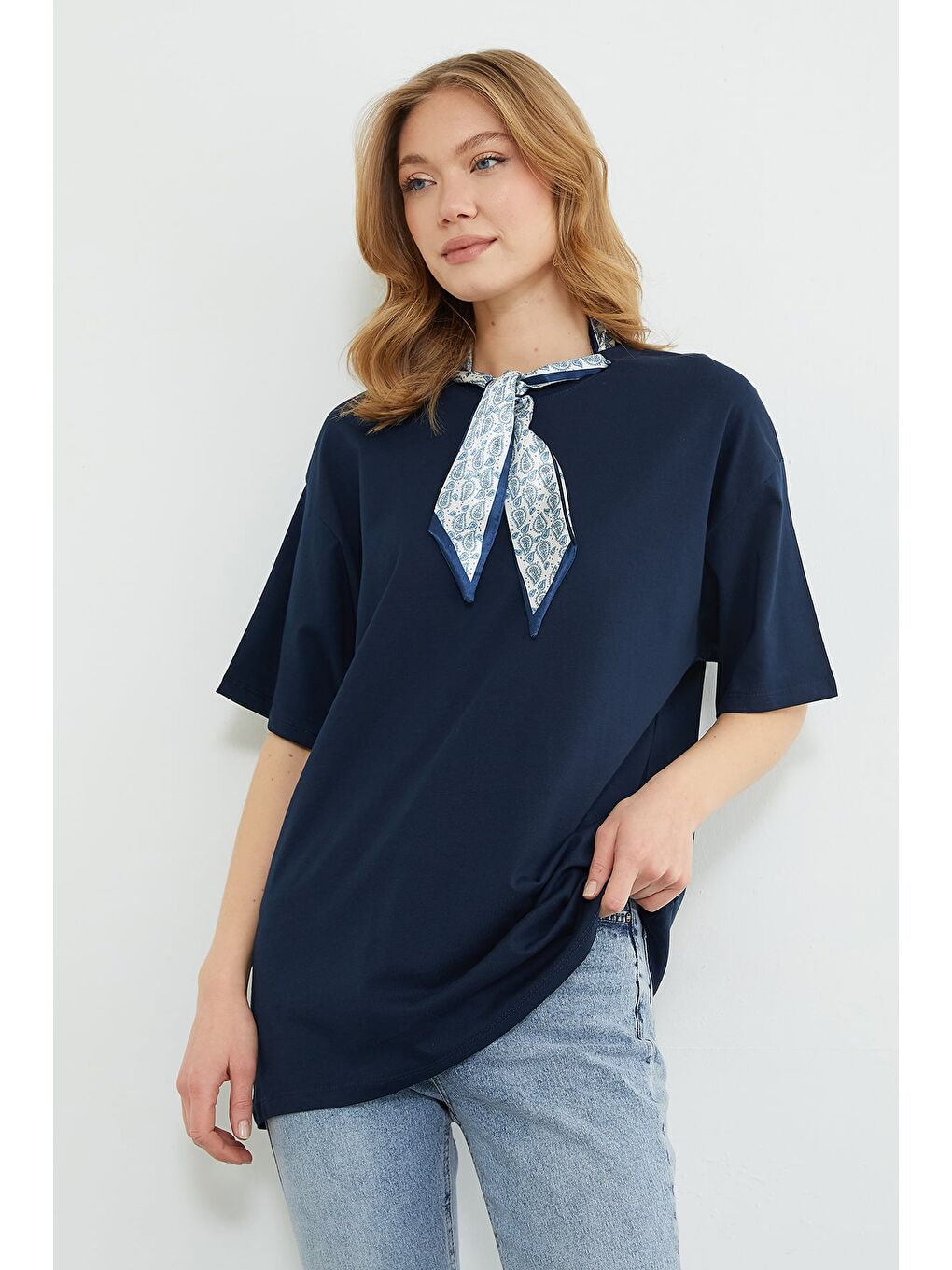 Lacivert Fular Detaylı Bisiklet Yaka Tişört