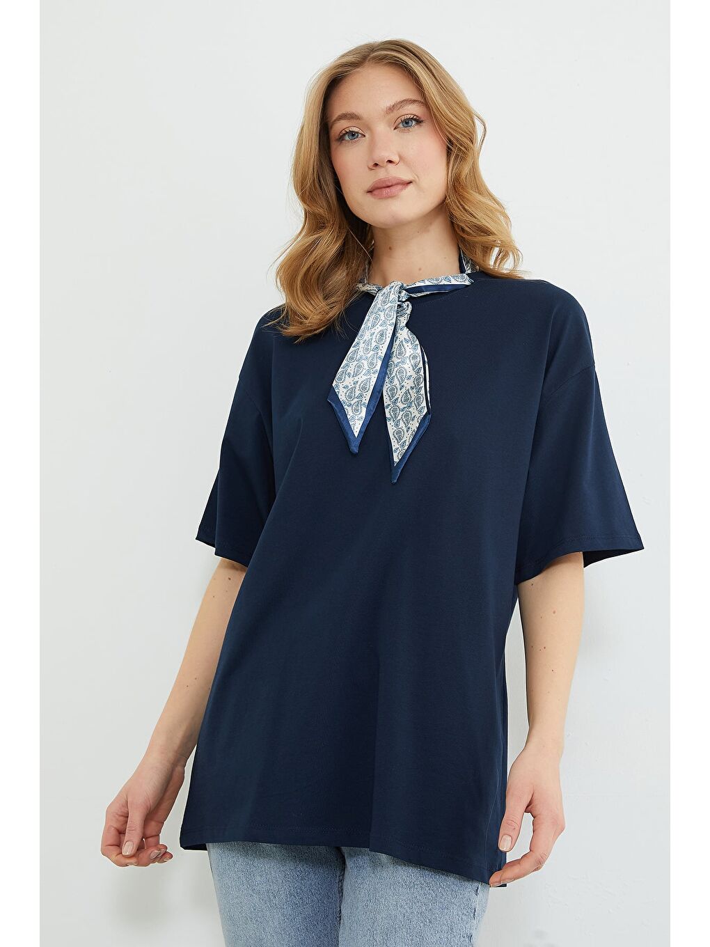 Lacivert Fular Detaylı Bisiklet Yaka Tişört-1