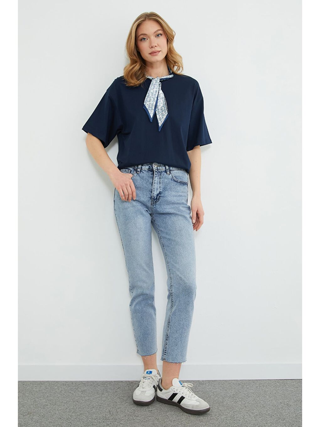 Lacivert Fular Detaylı Bisiklet Yaka Tişört-2