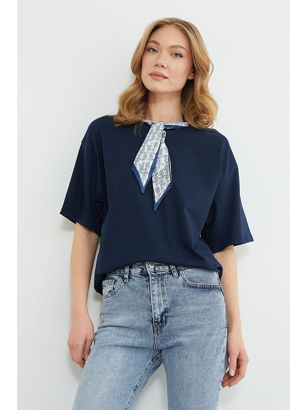 Lacivert Fular Detaylı Bisiklet Yaka Tişört-3